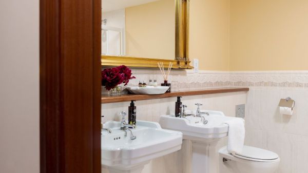 Guest Room Bathroom
