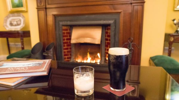Earls Court Website Photography-8-Resident Bar - Guinness Pint and Irish Baileys